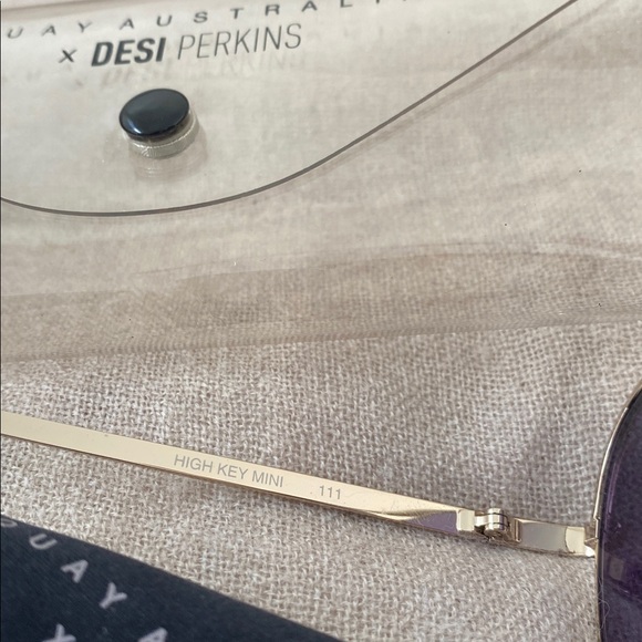 QUAY AUSTRALIA x DESI PERKINS HIGH KEY MINI SUNGLASSES - Picture 4 of 6